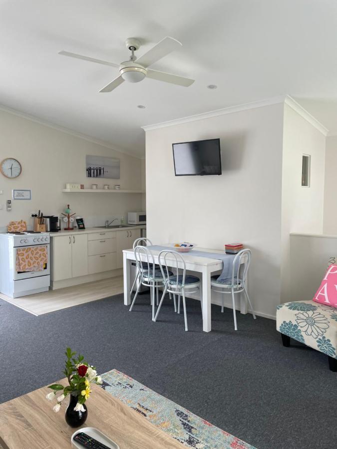 The Lake Guesthouse Budgewoi Exterior photo